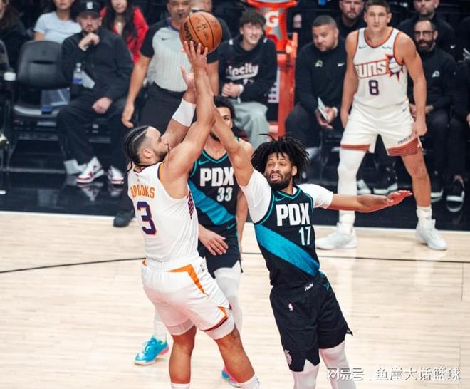 19分逆转！霍勒迪15+6犯错，狄龙16中3也无妨，湖人弃将爆发立功