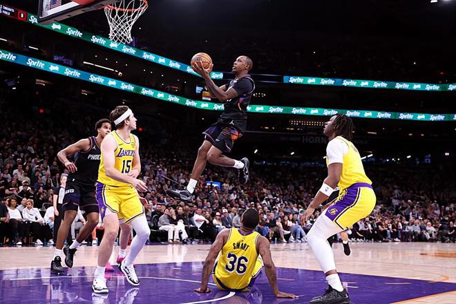 打爆了湖人的锋线！太阳又用双向合同淘到了一名优秀的球员？