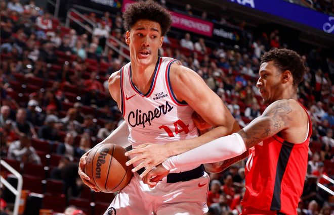 经验方面的不足非常明显，快船内线新秀简直是被火箭各种打爆？