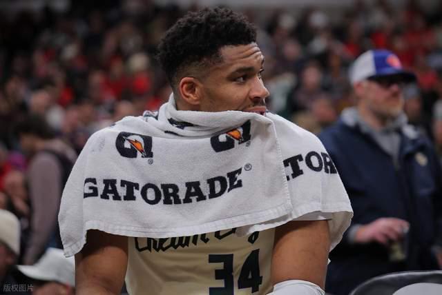 偷偷溜走!字母哥垃圾时间暴扣引发冲突,谁注意他接下来的举动