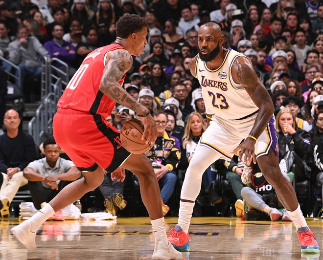 勒布朗轰18+5吞里程悲！在场-33被喷巨大防守漏洞：不卡位+不协防