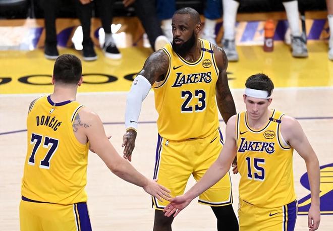 攻防拉胯+失误频频，湖人被火箭队压着打