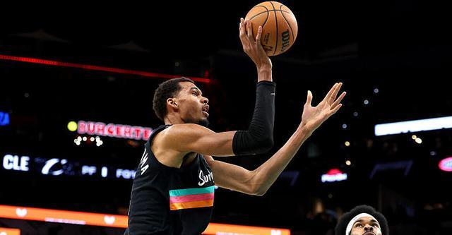 文班：期待打尼克斯赢回来 我们欠自己一场胜利...