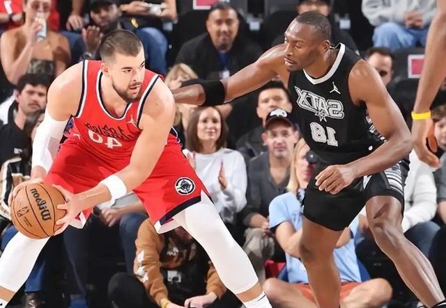 快船大胜活塞豪取四连胜，最尴尬球员不是被裁的保罗，而是祖巴茨