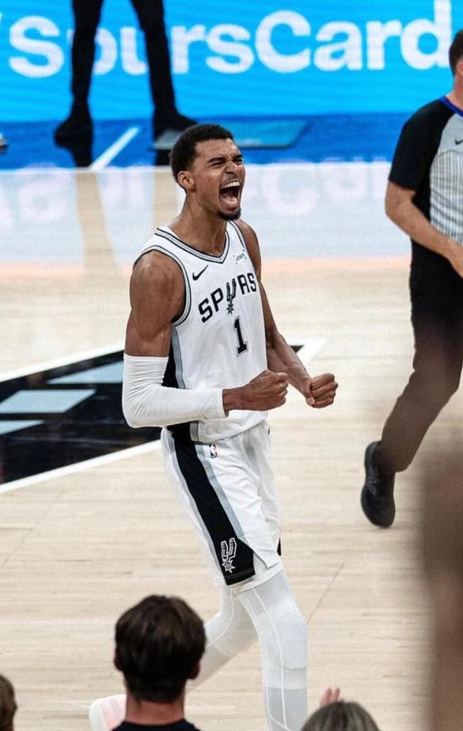 咋回事？文班亚马此前7场替补三杀雷霆，回首发后马刺两连败