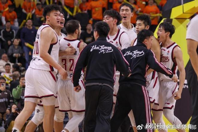 太差了！空位不进+传球失误+3打1不传，粤迷:去去去，打游戏去！