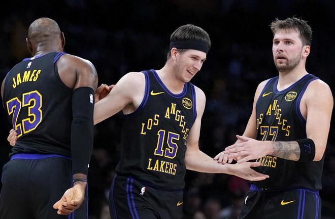 湖人vs马刺！东契奇被打脸裁判无视，怒喷裁判吃T，跟杨瀚森一样