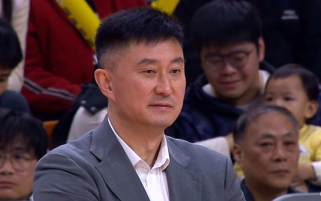 杜锋开始带广东队训练！2米26徐昕意外受伤，让人担忧