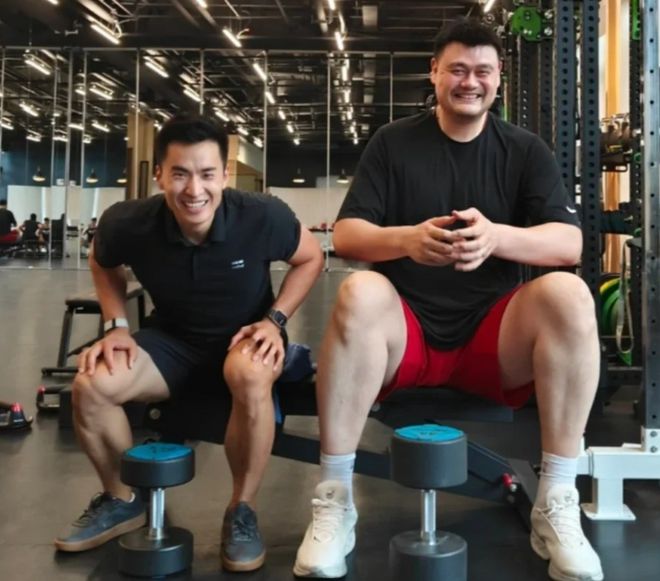 卸任后姚明近照：恢复训练瘦了不少，状态好，享受生活很开心