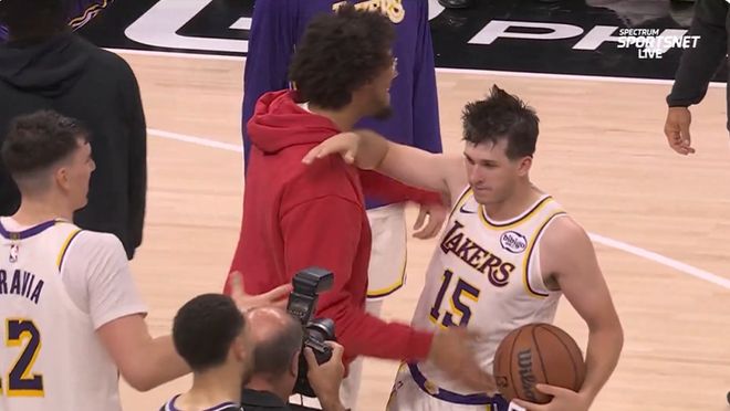 生涯之夜！里夫斯和队友拥抱庆祝，并带走了比赛用球