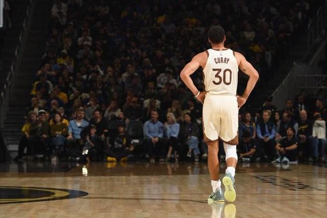 记者：库里右大腿股四头肌挫伤，正在接受核磁共振检查