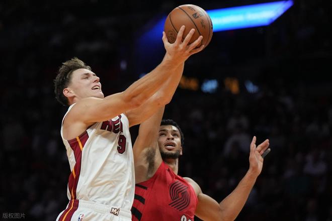 76人小将20+17+10无缘今日最佳球员！因为约基奇32+14+14创纪录
