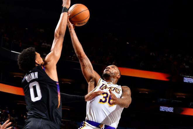 进攻端简直是各种整活，湖人后场大闸在关键时刻能不能冷静一些？