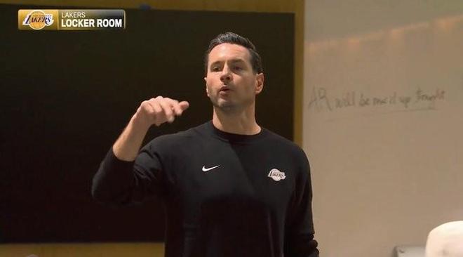 谨言慎行，湖人更衣室白板提醒全队里夫斯比赛中会佩带麦克风