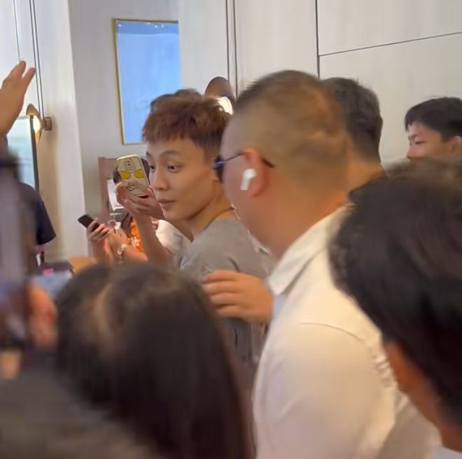 徐杰见面会热度拉满！现场挤满球迷，穿着帅气，休赛季需弥补隐患