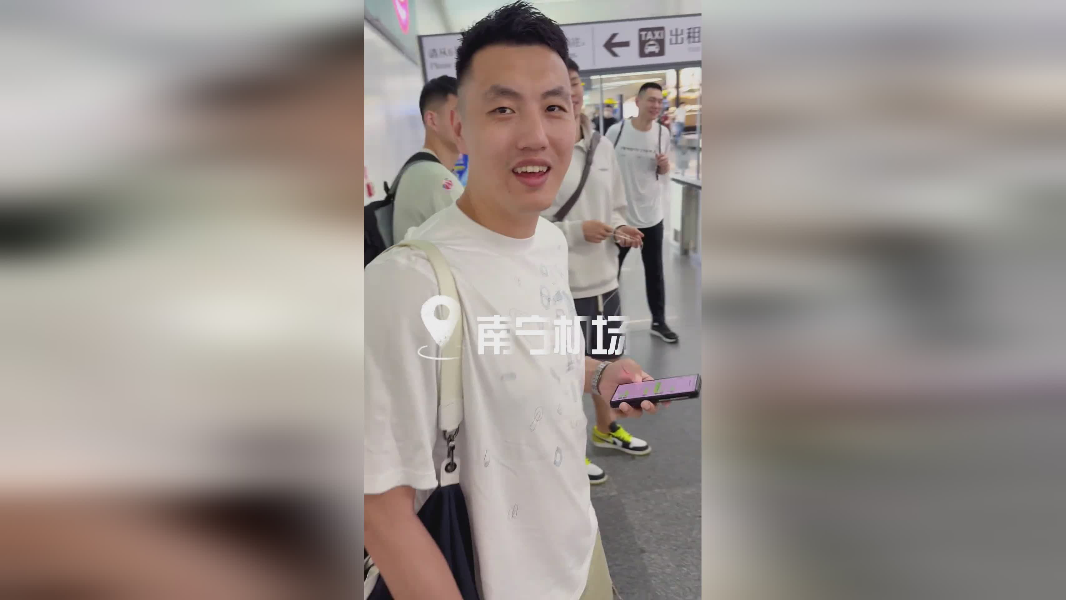 会玩儿 周琦晒随球队前往贵港视频 给孙铭徽P了个踢足球