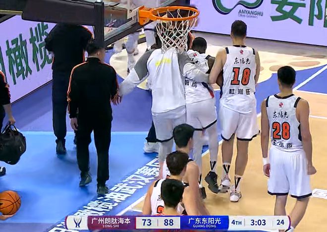 突发！广东队CBA超级外援意外受伤，情况令人担忧