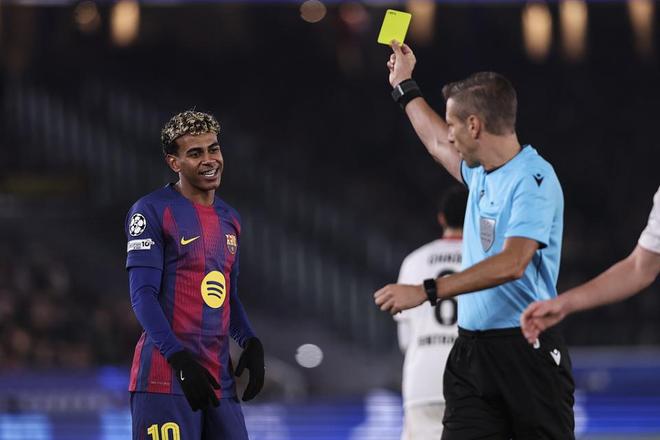 18岁亚马尔剪刀脚染黄！下轮欧冠停赛 被换下黑脸：摇头+摊手抱怨