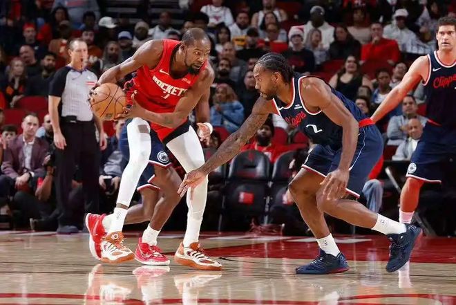 有情况，泰伦卢可能要告别快船主帅，他和老里到底谁更糟糕