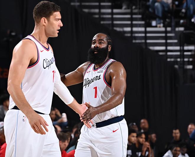 黄蜂的防守质量真是太低了，快船内线老将都能得到大量出手机会？