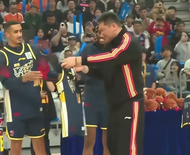 有趣！5岁小女孩穿着人字拖，面对5名广东队球员的防守，完成扣篮