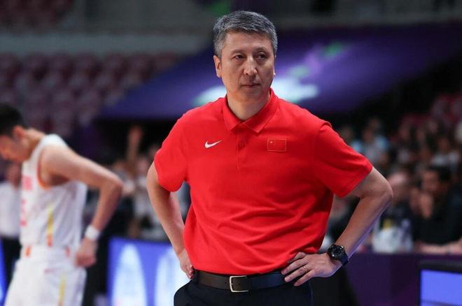 中国男篮出征韩国，郭士强用人战术调整，赵睿带伤复出 CCTV5直播