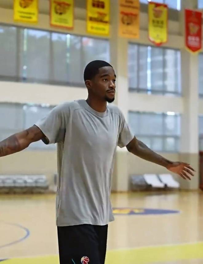 广东3消息！四外援首次合练，胡明轩伤势加重，朱芳雨辣评杨瀚森