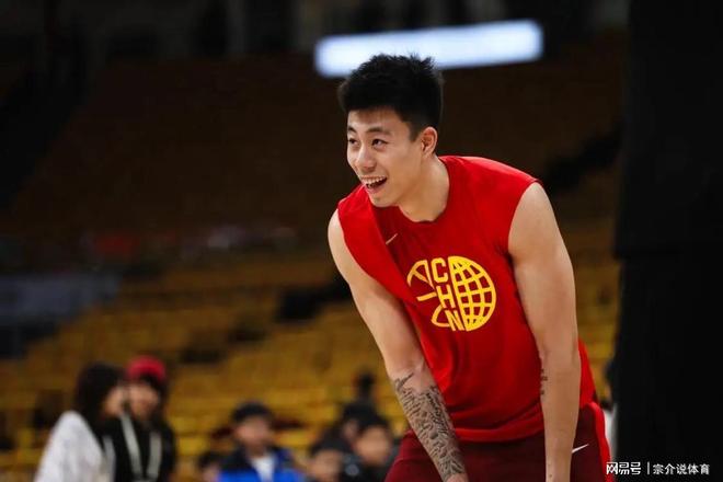 中国男篮决战韩国队，首发阵容调整，胡明轩被踢出，张镇麟真大腿