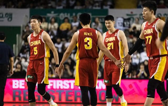 中国男篮惨败后篮协开会两小时，媒体人嘲讽，中国足协躺枪