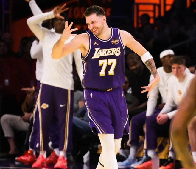 东契奇43+9+13完胜哈登，小卡14中6不敌四旬詹皇，湖人4连斩快船