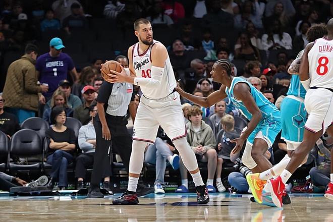 对手实力有限！快船内线支柱面对黄蜂总算是强硬了一把？