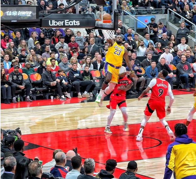 哇哦！压哨绝杀！湖人123-120猛龙，看数据：他是头号功臣！