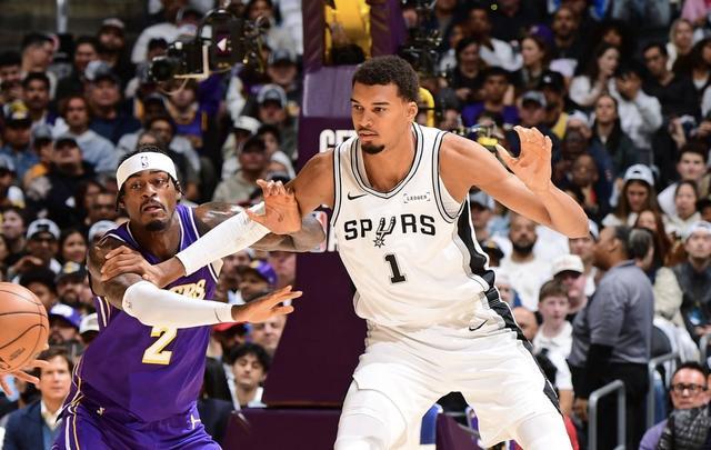 表现平平，文班亚马14中5得19分8板3助1断1帽5失误，末节犯满离场