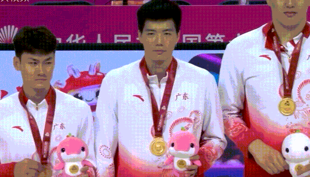 有趣！赛后杜锋翻越围栏，和一位领导亲切寒暄，球迷：会做人