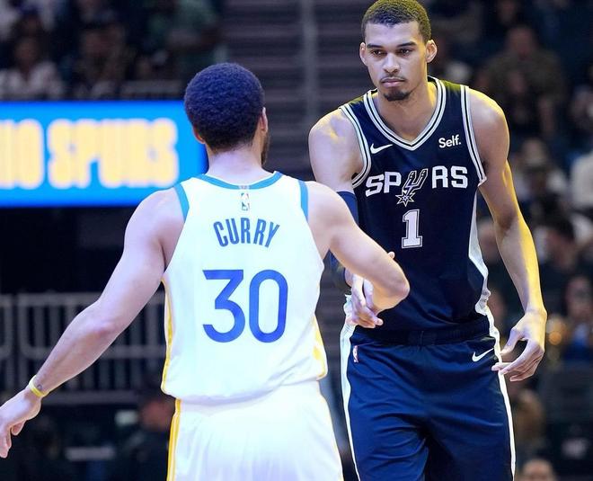 精彩+刺激！勇士125-120逆转马刺，看表现：他是头号功臣！