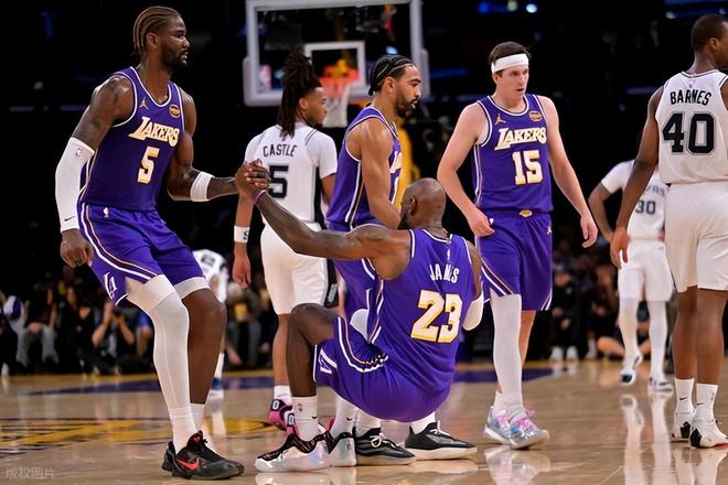 小里仅1罚，湖人爆冷出局！三巨头轰69+28+23，铁卫8记三分成徒劳