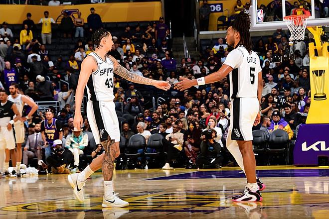 面对湖人狂砍30分！马刺后场新星正在向一名巨星迈进？