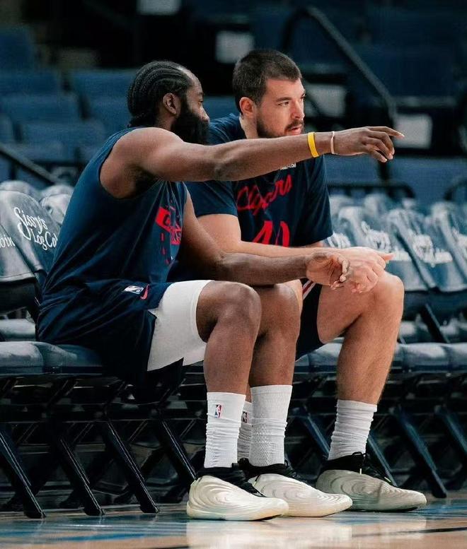 空砍24+8，小卡沮丧离场！哈登再度迷失，下半场仅砍2分