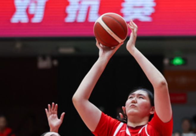 一柱擎天！张子宇18+10身高碾压日本 3战52+24成女篮支柱