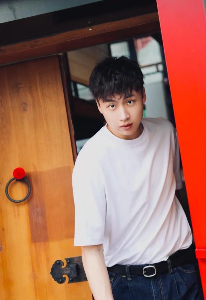☀️阳光大男孩！齐麟晒出一组个人帅照：胡同儿