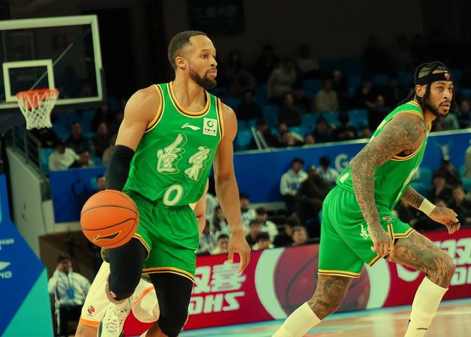 杰隆布朗轰10+3！威尔斯6分,莫兰德奥利弗各两分,辽篮领先广州2分...