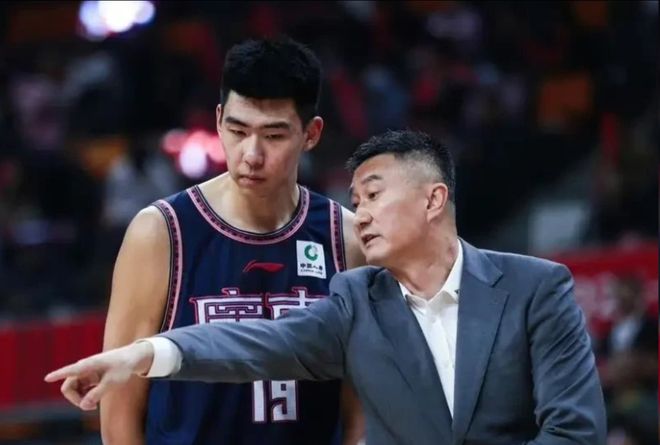 杜锋不会用的人却被洋帅激活!阿联接班人暴砍14+7,险隔扣萨姆纳