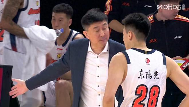 打脸!杜锋送走的队员砍14+7,完爆广东2内线,谁说他潜力不行?