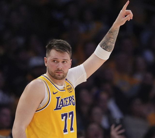 鹈鹕vs湖人前瞻：鹈鹕状态低迷，湖人惨败后急需反弹...