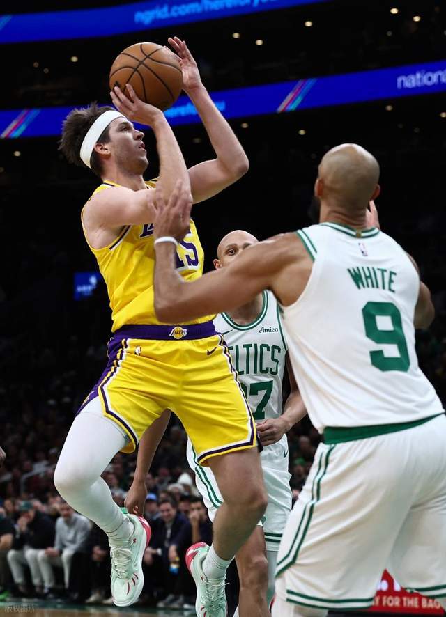 一边倒!残阵湖人落后23分:全队三分17中5,里夫斯7中2陷低迷