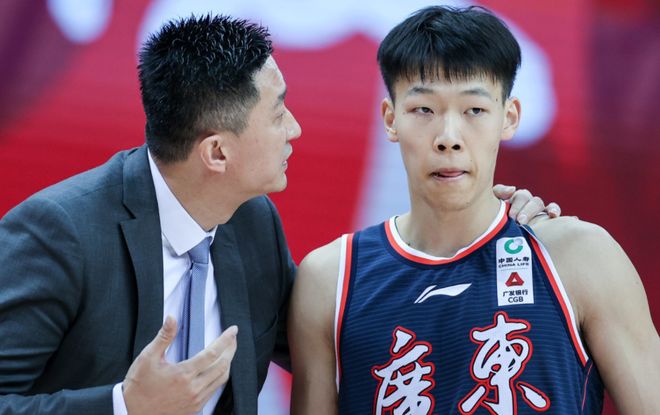 广东男篮锋线大将重伤，布朗本人回应归化，邱彪被现场球迷喊下课