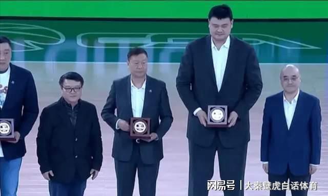 CBA疯狂一夜！卫冕冠军惨败原因曝光，广东遭绝杀，杜峰脸色铁青