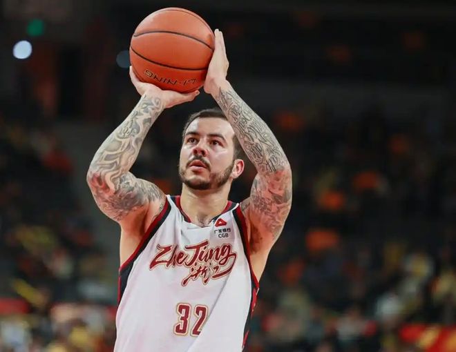 球队扣一分+约克绝杀！广东领先16分惨遭逆转，杜锋都看呆了