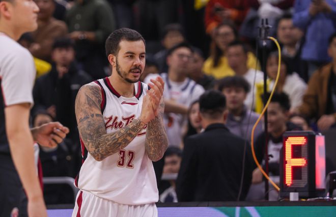 破案！遭神仙球绝杀，杜锋却暴怒质问裁判原因找到，球迷说出实情