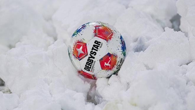 官方：因球场积雪结冰严重，圣保利vs莱比锡的比赛延期